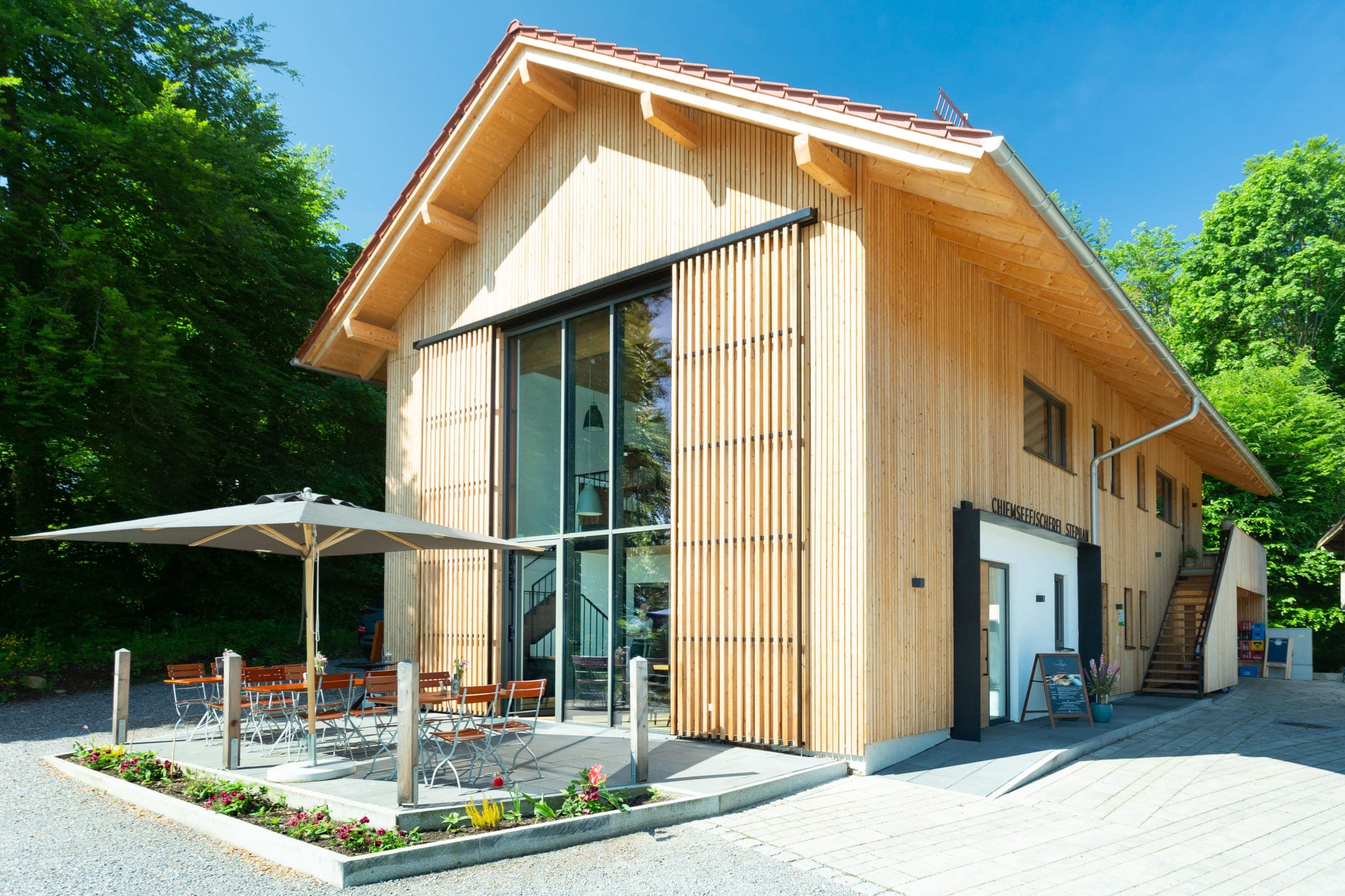Das Haus der Chiemseefischerei Stephan mit Bistro-Terrasse in Prien